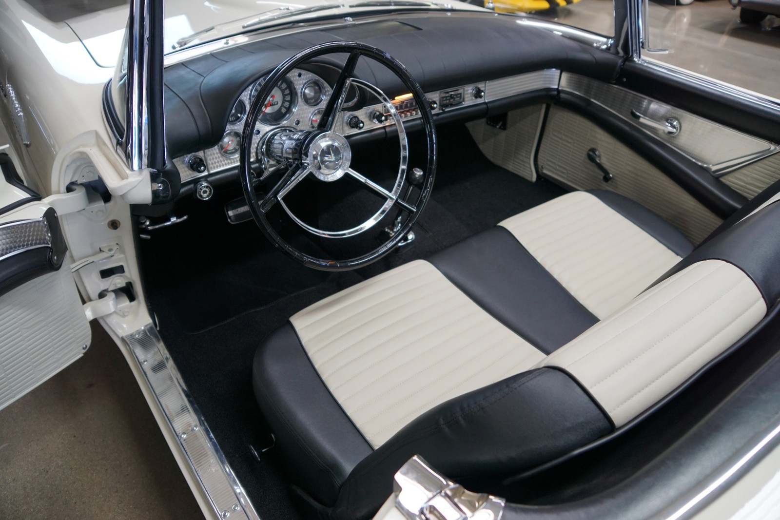 Ford-Thunderbird-1957-Convertible-23