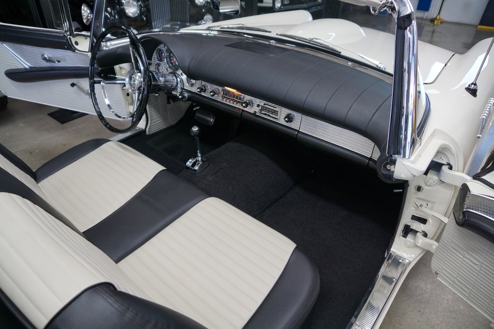 Ford-Thunderbird-1957-Convertible-26