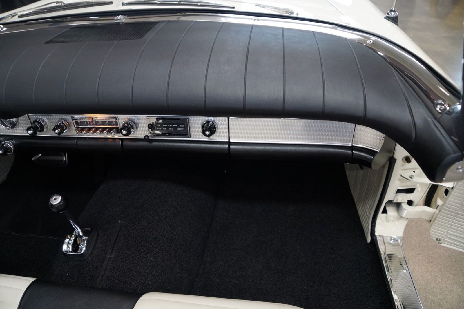 Ford-Thunderbird-1957-Convertible-32