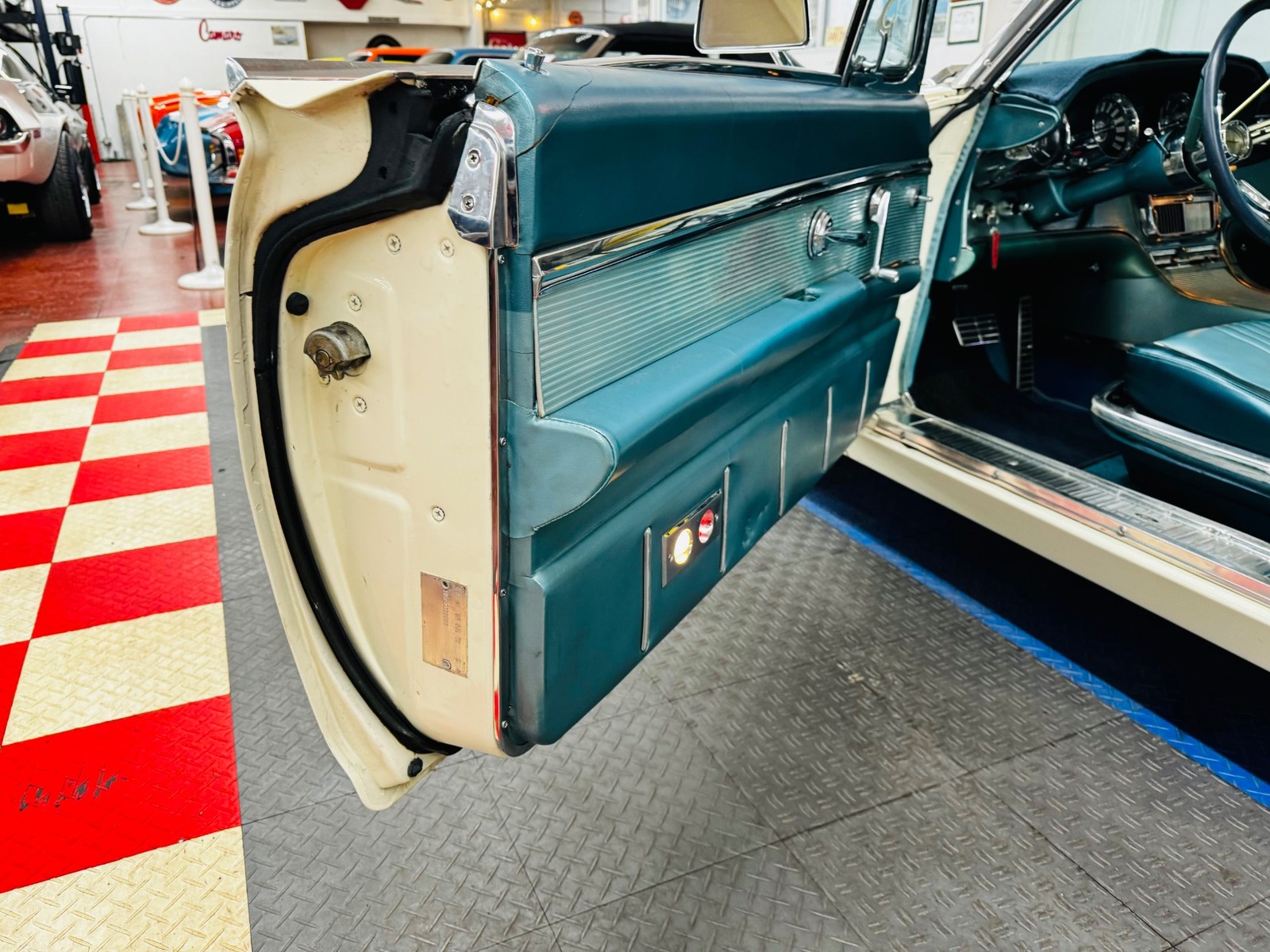 Ford-Thunderbird-1963-Coupe-38