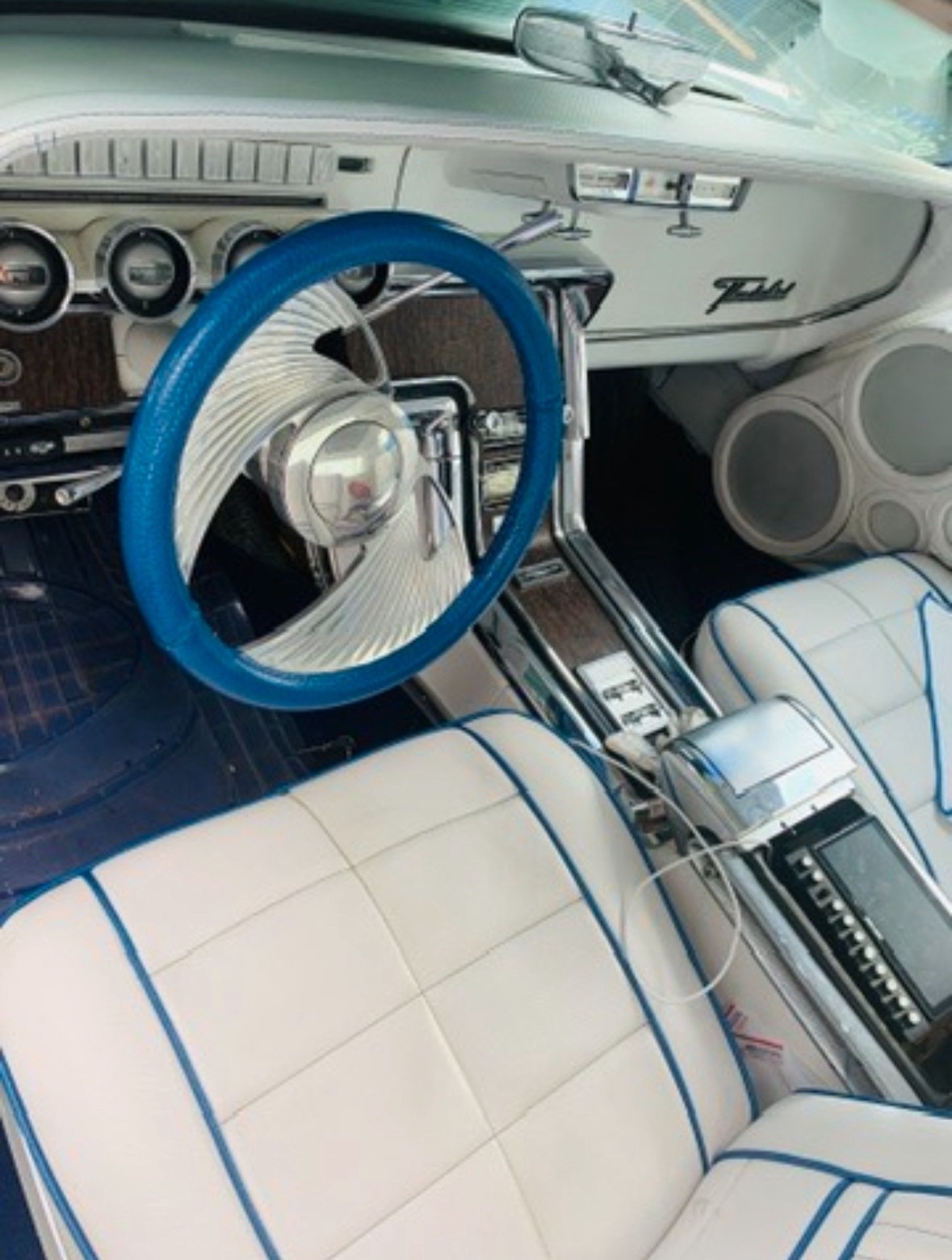 Ford-Thunderbird-1966-Sedan-6