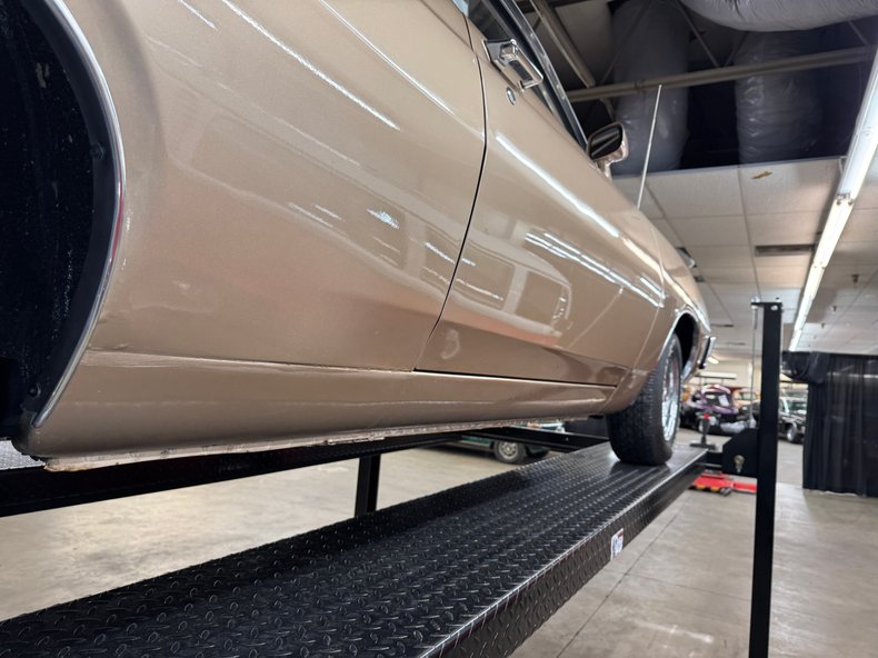 Ford-Torino-1970-Nugget-Gold-Metallic-Ginger-26