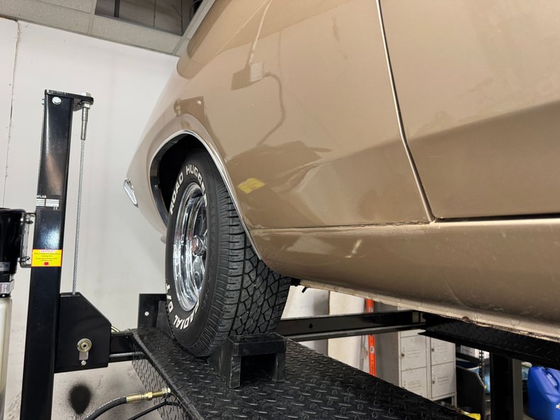 Ford-Torino-1970-Nugget-Gold-Metallic-Ginger-28