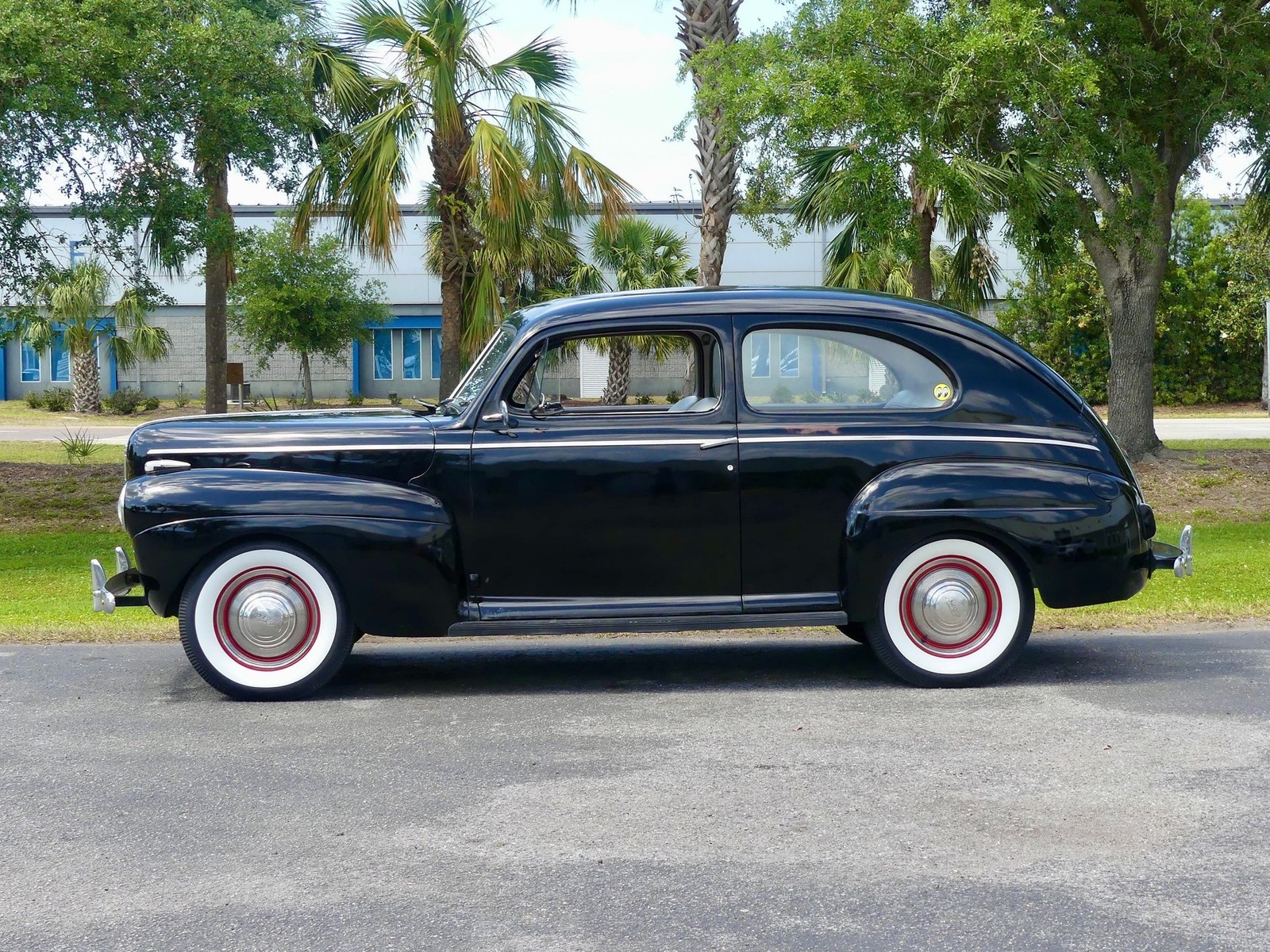 Ford-Tudor-1941-Sedan-10