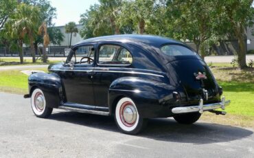 Ford-Tudor-1941-Sedan-13