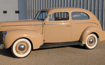 Ford-Tudor-Deluxe-1940-Sedan-2