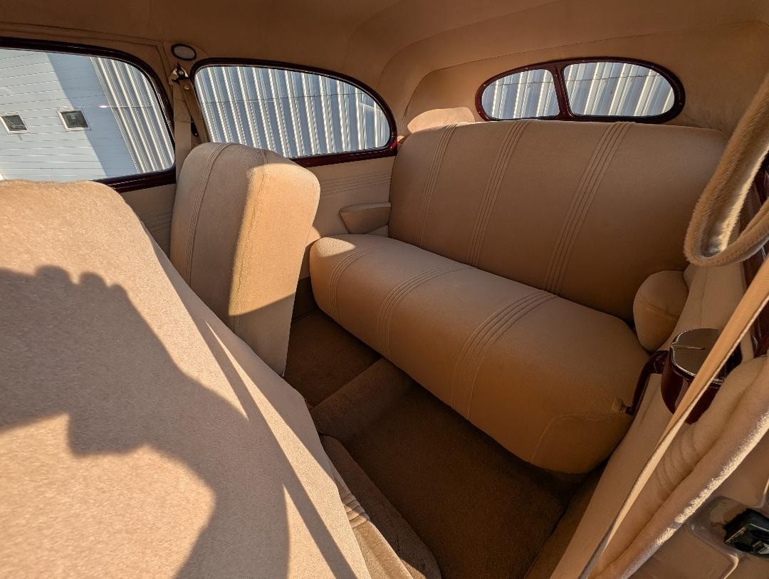 Ford-Tudor-Deluxe-1940-Sedan-4