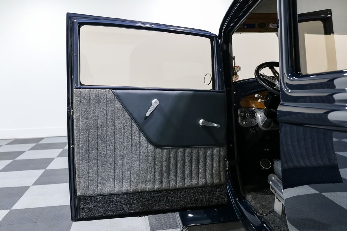 Ford-Victoria-1932-Coupe-13