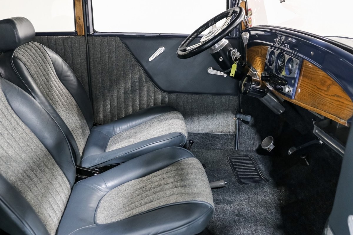 Ford-Victoria-1932-Coupe-17