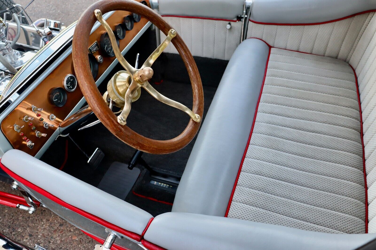 Ford-a-Mopar-Model-T-Bucket-1923-Convertible-13