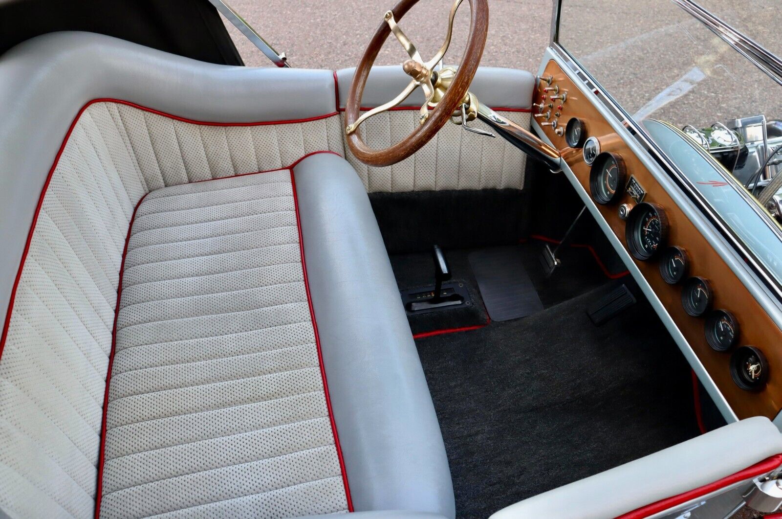 Ford-a-Mopar-Model-T-Bucket-1923-Convertible-30