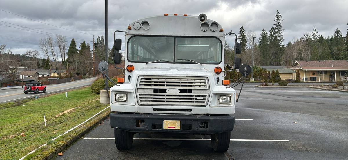 Ford-b700m-diesel-1987-white-1