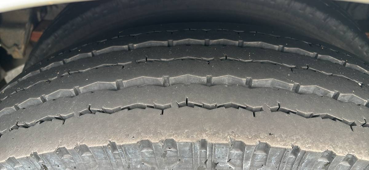 Ford-b700m-diesel-1987-white-11