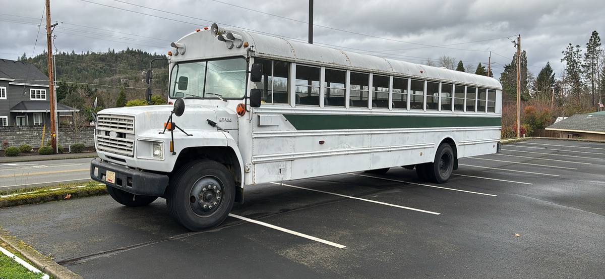 Ford-b700m-diesel-1987-white-2