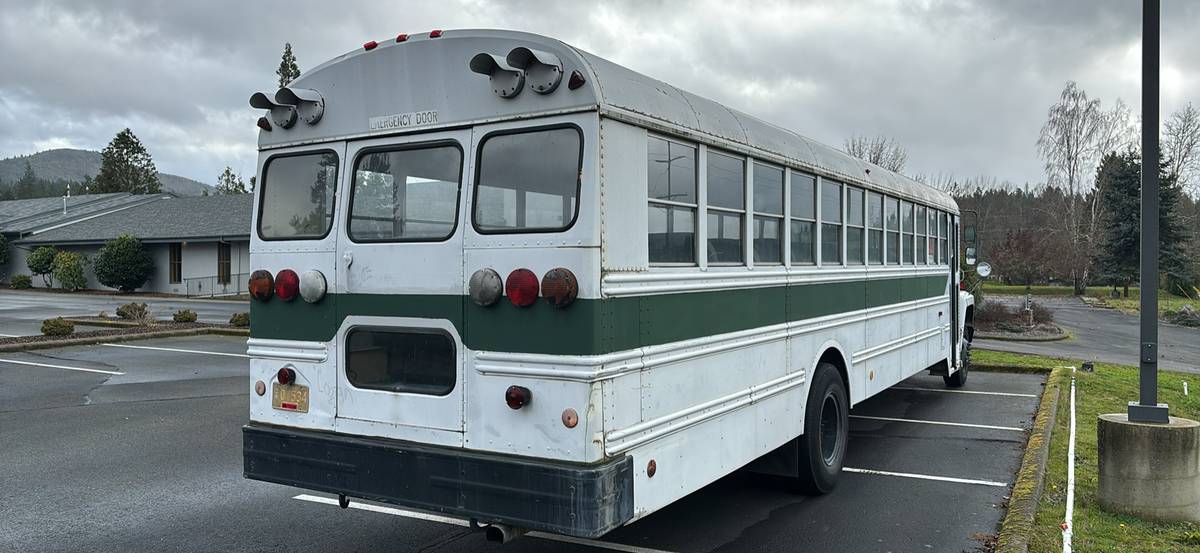 Ford-b700m-diesel-1987-white-3