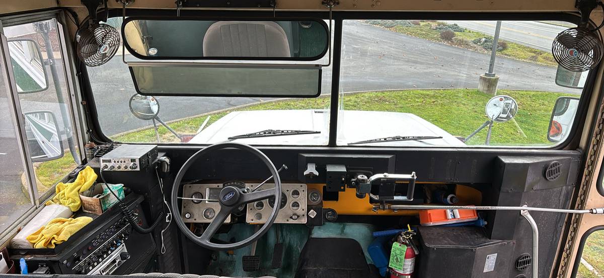 Ford-b700m-diesel-1987-white-8