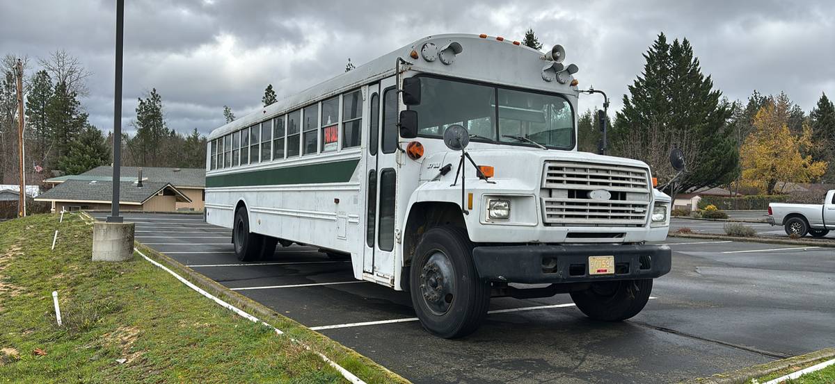 Ford-b700m-diesel-1987-white