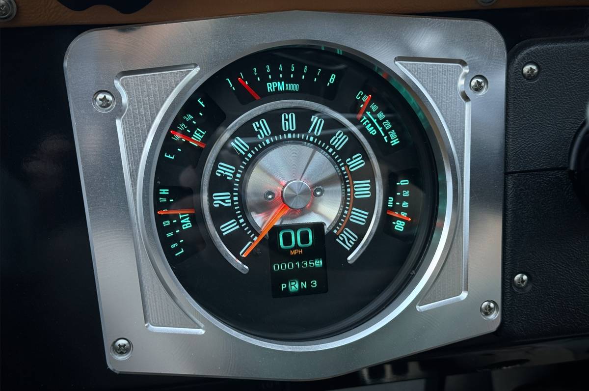 Ford-bronco-1969-white-130