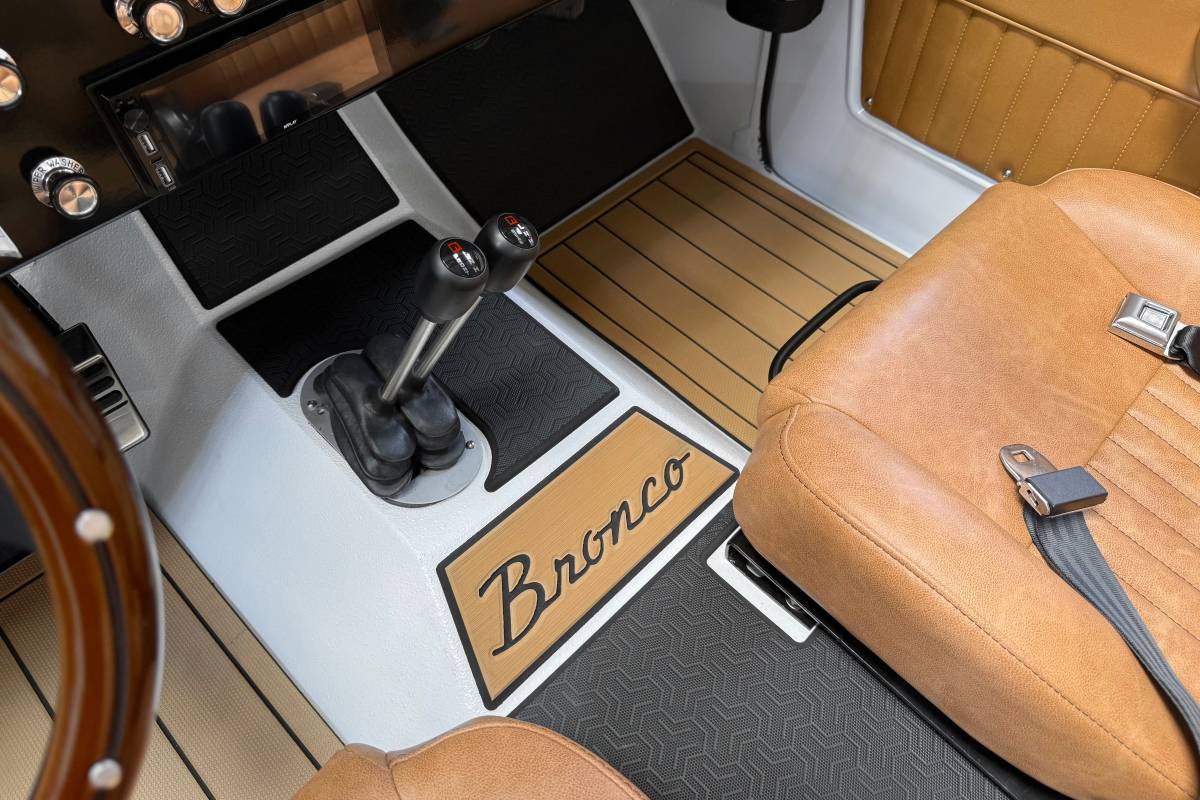 Ford-bronco-1969-white-185