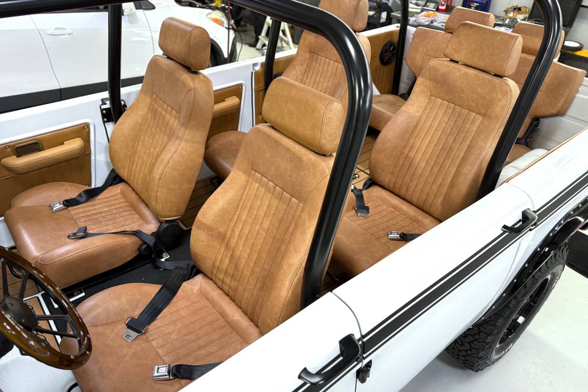 Ford-bronco-1969-white-43