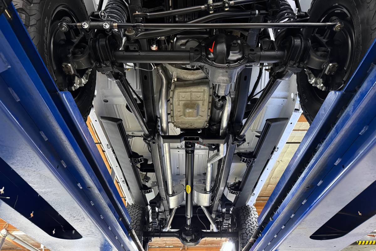 Ford-bronco-1969-white-45