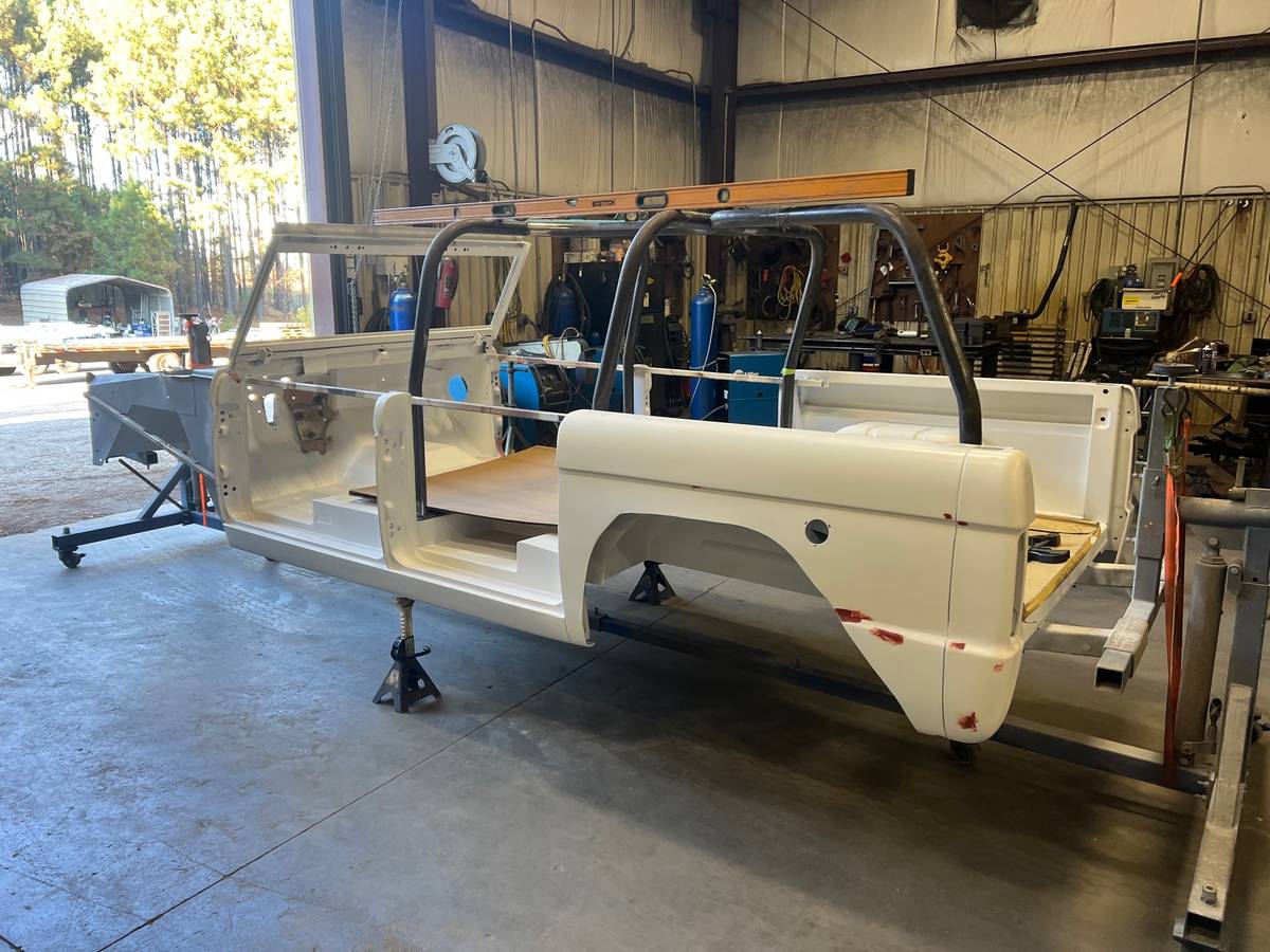 Ford-bronco-1969-white-85