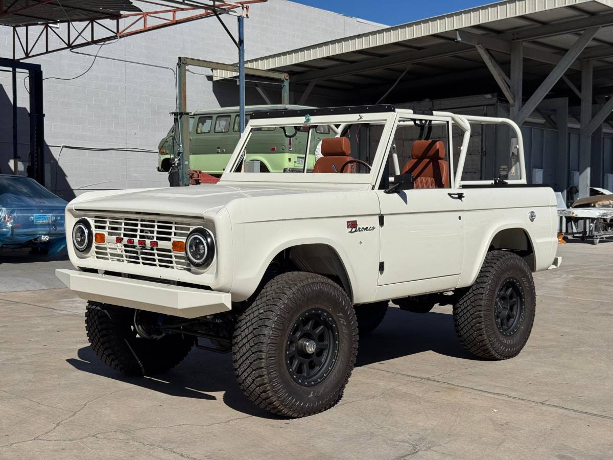 Ford-bronco-1975-white-14