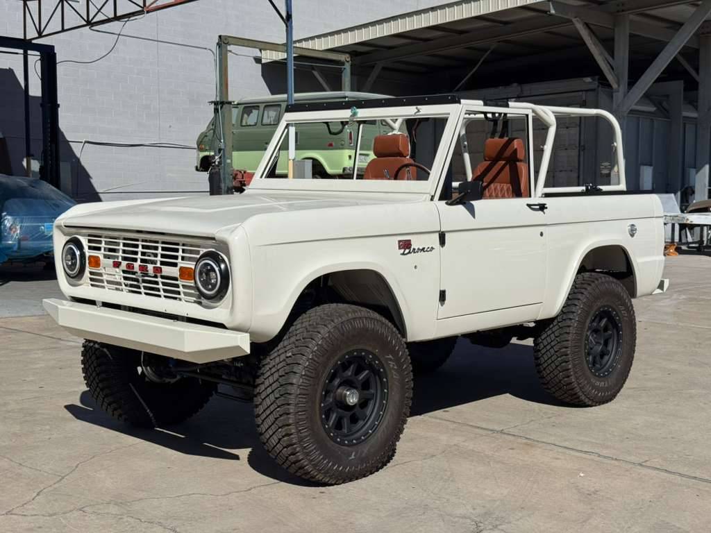 Ford-bronco-1975-white-17