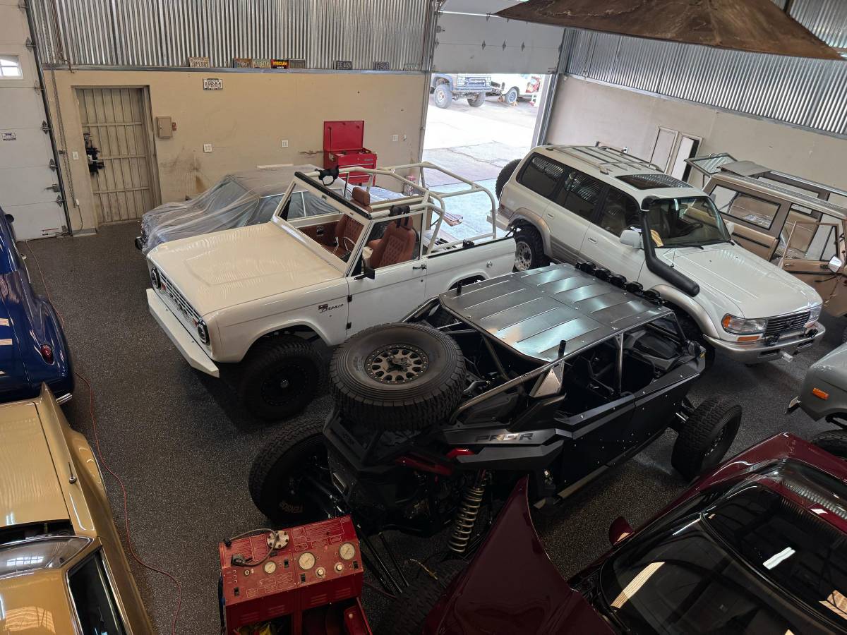 Ford-bronco-1975-white-19