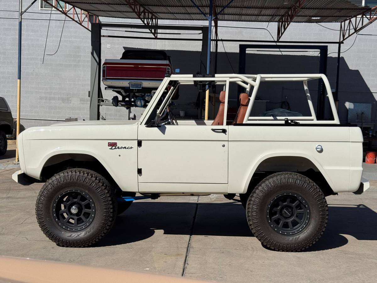 Ford-bronco-1975-white-2