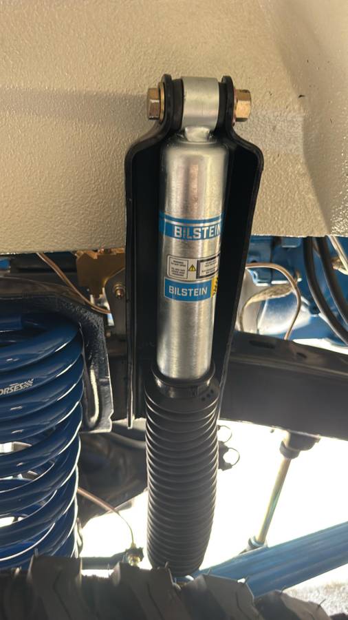 Ford-bronco-1975-white-4