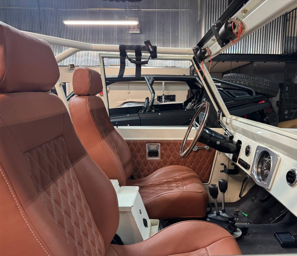 Ford-bronco-1975-white-5