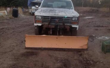 Ford-bronco-1984-red-1