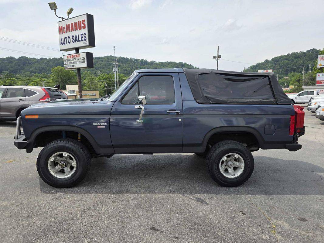 Ford-bronco-1986-blue-1