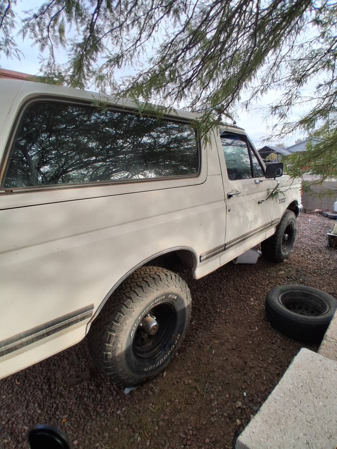 Ford-bronco-1990-white-1