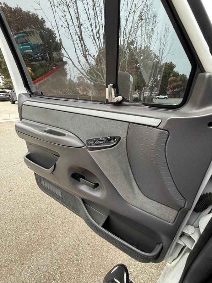 Ford-bronco-1993-white-13