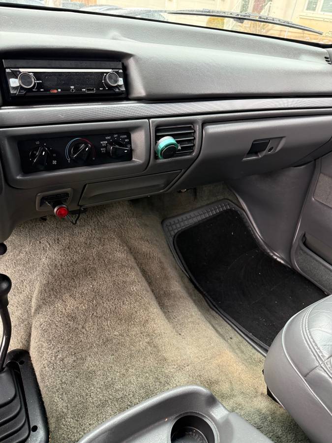 Ford-bronco-1993-white-2