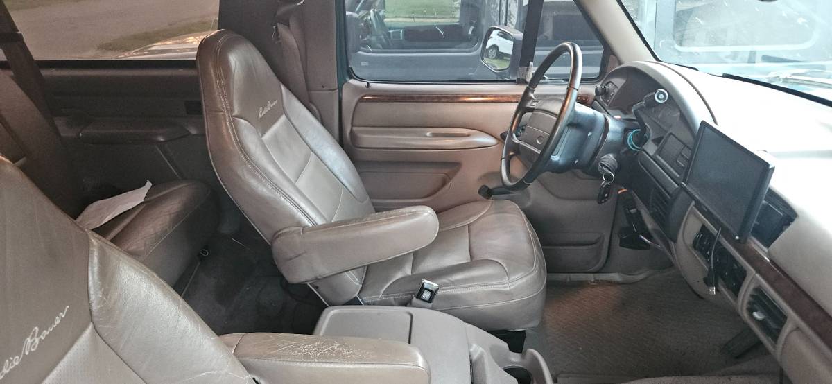 Ford-bronco-1996-green