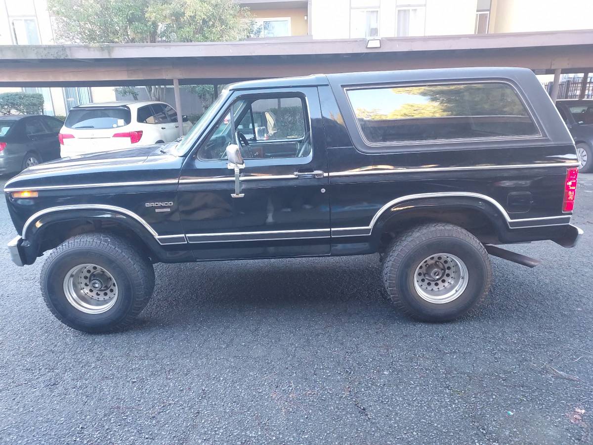 Ford-bronco-4x4-1983-black-3