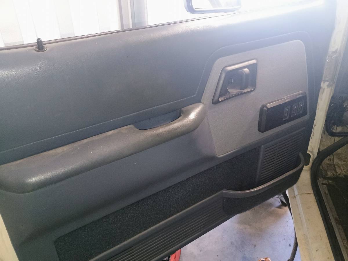 Ford-bronco-ii-xlt-1990-white-4