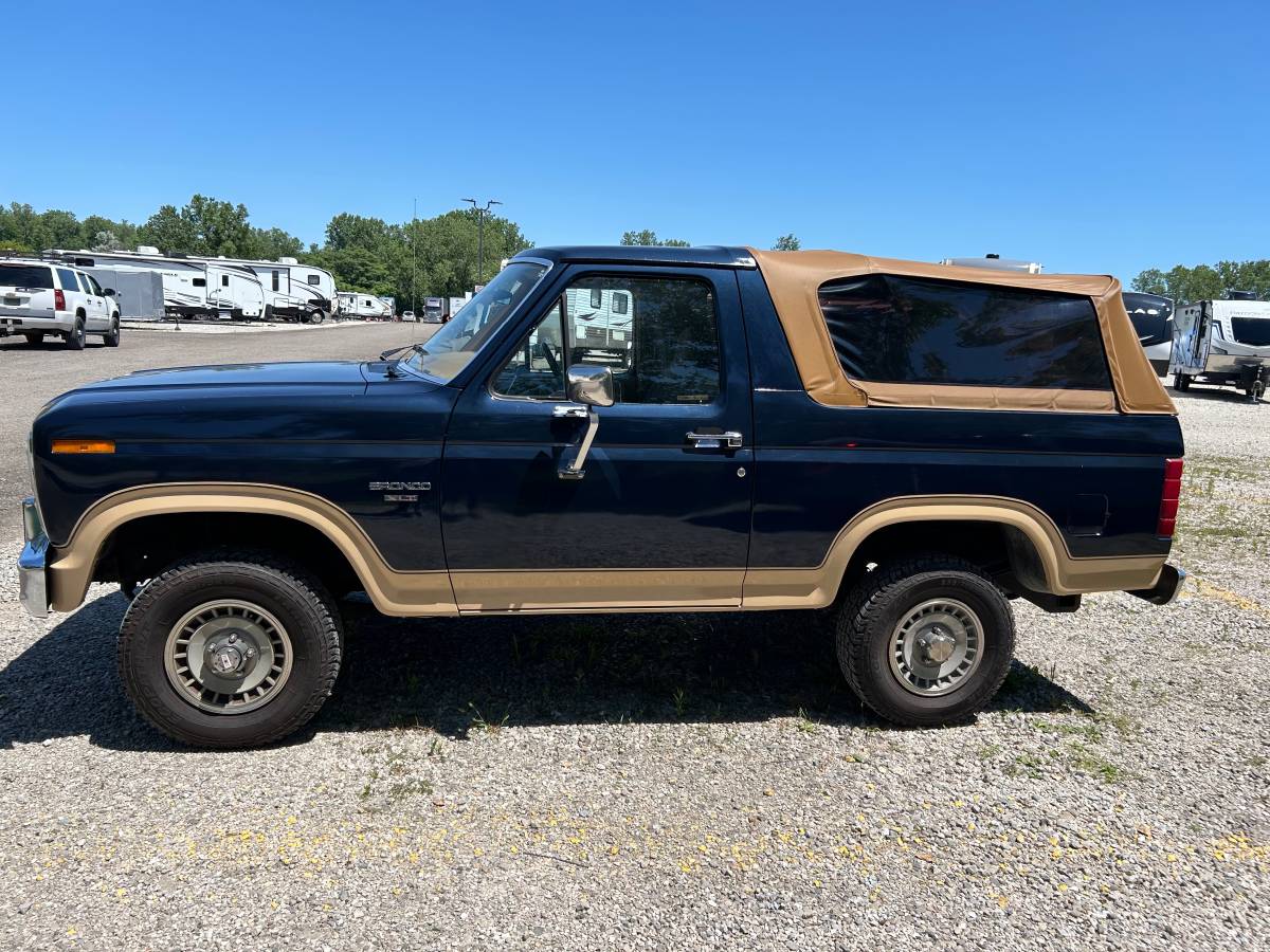 Ford-bronco-xlt-1985-blue-11