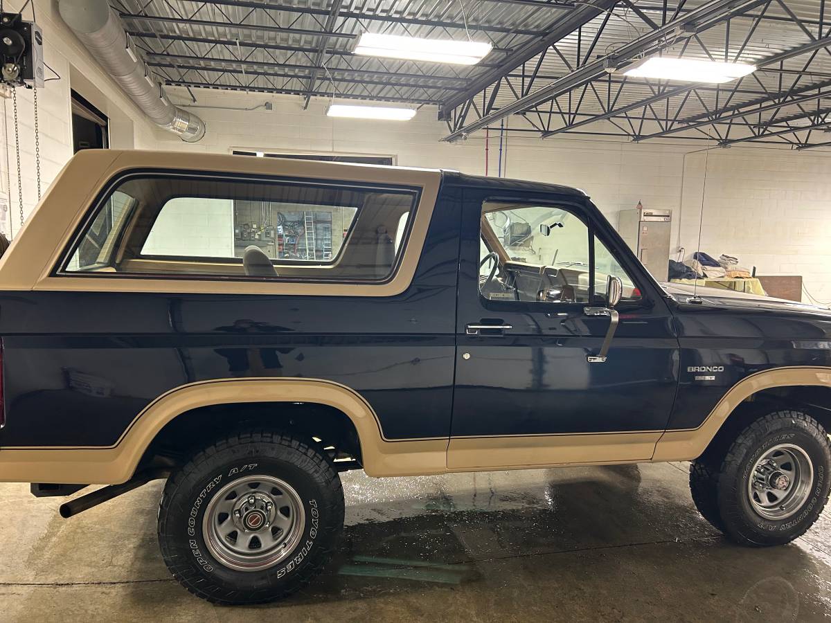 Ford-bronco-xlt-1985-blue-4