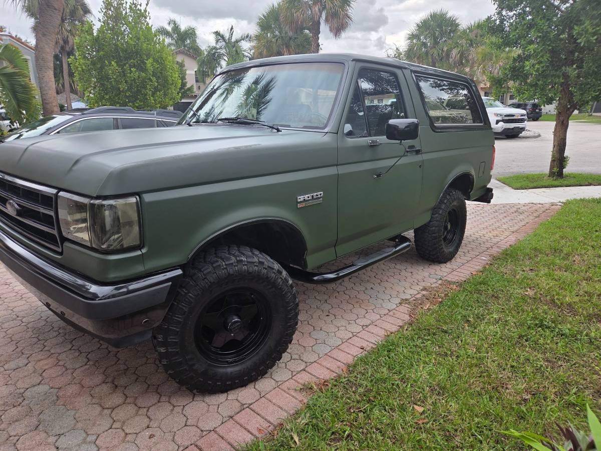 Ford-bronco-xlt-1988-green-10