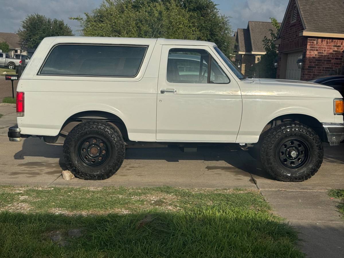 Ford-bronco-xlt-1990-white-14