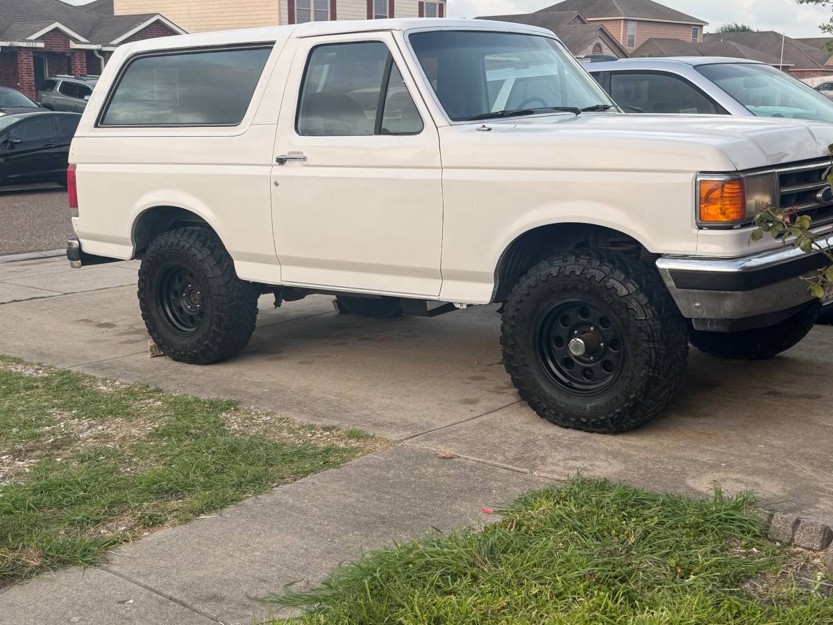 Ford-bronco-xlt-1990-white-16