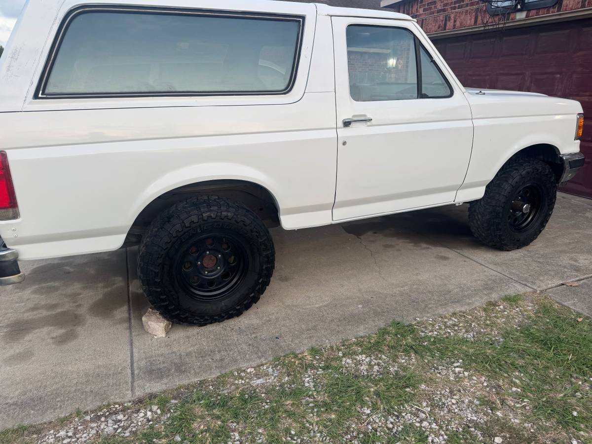 Ford-bronco-xlt-1990-white-17