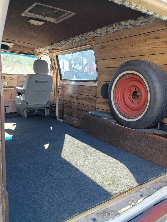 Ford-cargo-van-1975-white-10