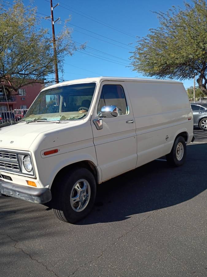 Ford-cargo-van-1975-white-3
