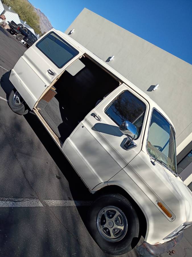Ford-cargo-van-1975-white-5