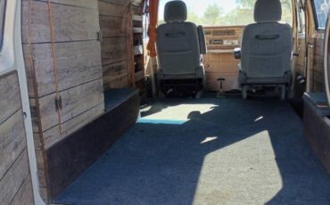 Ford-cargo-van-1975-white-9